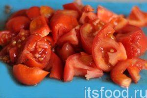 Нарежем помельче помидоры и добавим их в сковородку с заправкой. Если не лень, с помидоров, после ошпаривания, можно удалить кожицу.