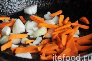 Нагреем растительное масло в отдельной сковороде и начнем обжаривать нарезанные морковь и лук. 