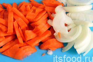 Нарежем морковь соломкой (можно натереть на терке) и лук полукольцами. Возьмем антипригарную кастрюлю и добавим в нее растительное масло. Рыбный суп томатный варится «наоборот». Так делается большинство Азиатских супов с мясом. Сначала в кастрюле тушатся мясо и овощи, затем наливается вода, закладываются крупы или картофель. Кто первый придумал такой порядок – нам неизвестно, наша задача сварить вкусный томатный рыбный суп. Ставим кастрюлю с маслом на огонь и добавляем в нее морковь и лук. Нужно слегка обжарить эти овощи. Почти как зирвак для плова. 