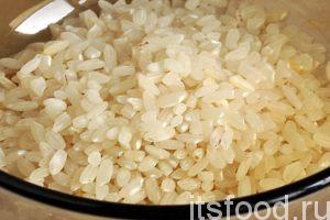 Промоем рис горячей водой и добавим его в кастрюлю. 