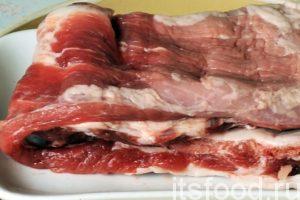 Сейчас мы узнаем как приготовить поджарку из свинины с овощами по балканским мотивам:
Приготовим кусок молодой свинины, с которого срезано сало. Мясо необходимо хорошенько промыть. 
