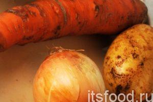 Приступаем к приготовлению ухи из головы кеты:
Приготовим лук, картофель и морковь. Овощи нужно промыть и почистить. 