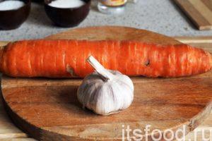 Рецепт  моркови с чесноком и майонезом: 
Нам понадобится одна большая, желательно не залежалая, а сочная морковь и головка свежего чеснока. Это основные компоненты нашей острой закуски.
