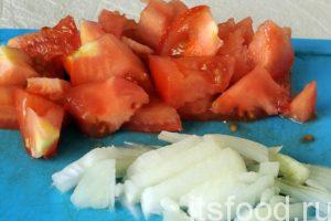 Мелко нарежем помидоры и оставшуюся половину луковицы. Закладываем нарезку прямо на сковородку, где жарились котлеты. 