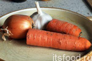 Быстро промоем и почистим морковь и лук. 