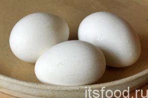 Куриные яйца нужно положить в холодную воду и отварить в небольшой кастрюльке вкрутую. Затем яйца нужно охладить до комнатной температуры. 
