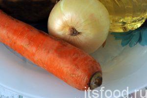 Подготовим овощные компоненты – промоем морковь с луком. Поставим сковородку на огонь и нальем в нее растительное масло. 