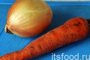Приготовим овощные компоненты. Промоем и почистим морковь и лук.