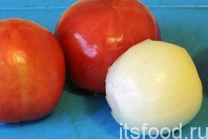 Промоем три крупных помидора (можно больше) и одну крупную луковицу, которую затем почистим. 