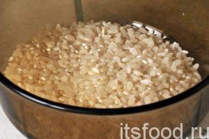 Возьмем половину стакана обычного краснодарского белого круглого риса. Желательно выбирать рис не из мешков, а фасованный в пакетах. Такой рис промыт и просушен в заводских условиях.