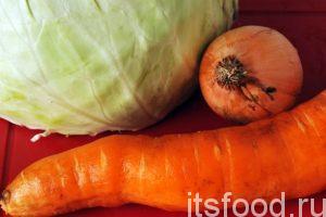 Пока крольчатина обжаривается, необходимо подготовить наши овощи: морковь, капусту и лук. Промываем и чистим морковь с луком, а с капусты снимаем внешние листья.