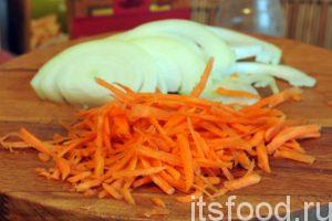 Натрем очищенную морковь на терке в виде соломки, а лук порежем полукольцами.