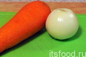 Промоем и почистим одну среднюю морковь и одну луковицу. 
