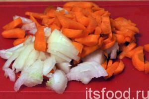 Нарежем лук на четвертинки колец, а морковь можно нарезать на мелкие бруски. 