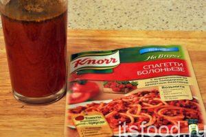 Откроем пакет с томатным соусом типа болоньез от фирмы «Кнорр». Изучим инструкцию. Она проста и доступна. Нужно растворить содержимое пакета в 200 мл холодной кипяченой воды. Так и сделаем.