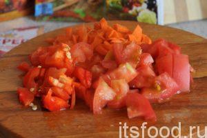 Нарежем на мелкие куски помидор и перец. Помещаем нарезку в щи и продолжаем варить их до готовности картофеля.