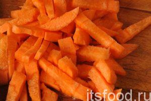 Нарежем очищенную морковь на крупную соломку.