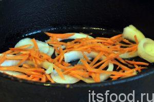 В качестве формы для запекания курицы в духовке удобно использовать глубокую сковородку с плоским дном и съемной ручкой. Добавляем в сковородку некоторую часть растительного масла и начинаем послойно располагать в ней нарезанные овощи. На нижний ряд разместим немного натертой моркови и нарезанного лука. 