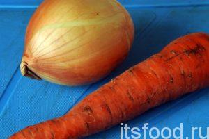 В это время нужно поджарить заправку для ризотто с тыквой. Промоем одну морковь и одну луковицу среднего размера. 