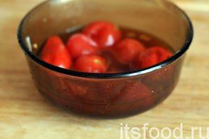 Возьмем из домашних заготовок маринованные мелкие томаты типа «Черри».