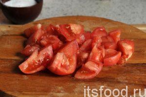 Нарежем промытые помидоры и добавим их в овощное рагу. Перемешаем содержимое сковороды. 