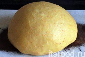 Вынимаем готовое тесто из хлебопечки. Его нужно скатать в шар, убрать в полиэтиленовый пакет и дать полежать минут 15 в холодильнике.
