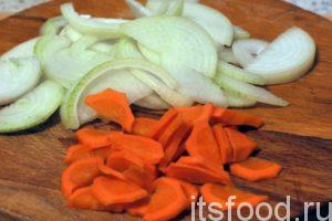 Нарежем морковь на мелкие пластинки, а лук полукольцами и добавим овощи на сковородку. 