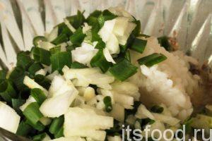 Мелко нарежем репчатый лук, добавим к нему нарезанный зеленый лук и поместим этот витаминный комплекс в нашу посуду для салата. 