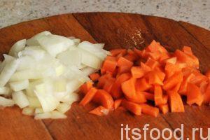 Нарежем очищенную морковь и лук на мелкие дольки и обжарим их на другой сковородке с небольшим количеством растительного масла. 