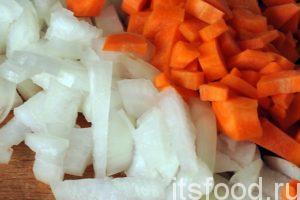 Нарежем морковь мелкими кубиками, а лук на небольшие куски. Нагреем на сковородке растительное масло и добавим туда нашу нарезку.