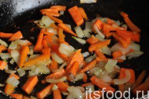 На отдельной сковородке разогреем растительное масло и обжарим мелкую нарезку моркови и лука. 