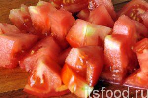 Нарежем помидор на кусочки среднего размера и добавим его на сковородку. Тушим овощную смесь на малом огне 15 минут. 