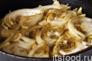 Нарежем большую луковицу полукольцами. Выкладываем часть лука поверх картофеля и посыпаем его приправой и солью. Используем половину лука для второго слоя будущей запеканки из лосося в духовке. 