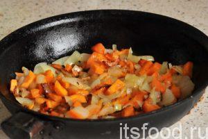 Сильная обжарка морковно-луковой заправки может изменить вкус борща со свининой. Постоянно помешиваем содержимое. Обжариваем овощи до появления коричневого цвета по краям. После этого, добавляем заправку в кастрюлю. Продолжаем варить наш суп на малом огне. 