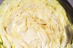 Нарежем немного свежей капусты некрупной соломкой, и добавим ее в кастрюлю вслед за картофелем.