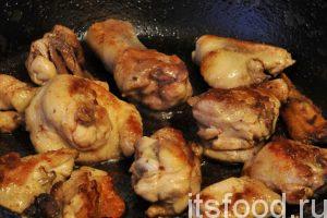 Добавим в ароматизированное на сковороде чесноком и луком масло кусочки курятины и начнем обжаривать их со всех сторон. 