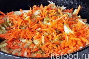 Натираем морковь на мелкой терке и выкладываем яркий морковный слой поверх слоя лука с приправами. 