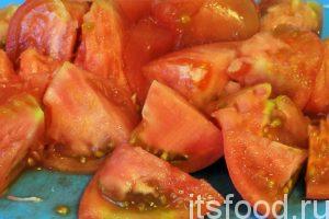 Пока жарится курятина, нужно обработать и порезать на кусочки наши помидоры. 