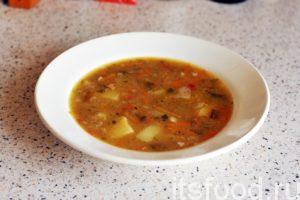 Гороховый суп с колбасой готов. Разливаем его по глубоким тарелкам и подаем на стол.