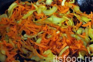 Обжариваем морковно-луковую заправку до готовности и добавляем в грибной суп с клецками. 