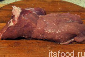 Для приготовления свиного шницеля по рецепту, нам будет достаточно 40 минут:
Возьмем кусочек свинины и промоем его. Некоторые прожилки жира не только не вредят, они улучшат вкус готового шницеля. 