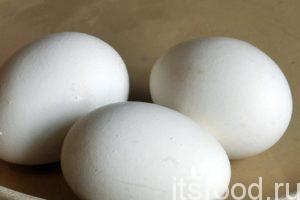 Приступаем к приготовлению пирожков с луком и яйцом в духовке, нам потребуется 1 час:
Первым делом поместим куриные яйца в посуду с холодной водой и поставим ее на огонь. Яйца нужно прокипятить минут 6-7 для надежного получения яиц вкрутую. Затем отваренные яйца охлаждаются в холодной воде, и с них удаляется скорлупа. 