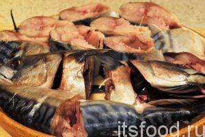 Дальнейшая разделка этой морской рыбы производится с помощью острого ножа. Необходимо вскрыть брюшину скумбрии и удалить внутренности. Затем, отрезаются головы и хвосты рыбы, с захватом небольшой части тушки. Эти отрезанные части будут замечательным сырьем для ухи или рыбного супа. Тушки рыбы режутся поперек на небольшие куски. Хребтовая и реберные косточки остаются на месте.