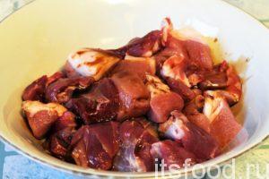 Поместим свиное мясо в глубокую тарелку и зальем его соевым соусом. Перемешаем. Желательно использовать настоящий китайский соус в стеклянных бутылках. Его можно заменить корейскими изделиями. 