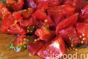 Нарежем промытый помидор на дольки и поместим его в салатник. 
