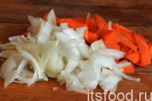 Нарежем мелкой соломкой очищенную морковь и репчатый лук. Добавим нашу нарезку в кастрюлю, где варится пшенка. 