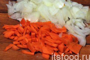 Нарежем произвольно (помельче) лук и морковь. 