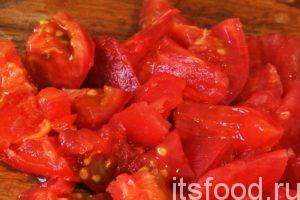 Нарежем томат на мелкие кусочки и протрем его через сито. 