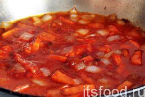 Добавим протертый томат в сковородку с заправкой для капустняка из квашеной капусты с пшеном. Тушим заправку еще 5-7 минут. Заправка готова. Выливаем ее в кастрюлю с капустняком и продолжаем варить его еще 5 минут. Добавляем сушеные травы и пряности. По желанию можно добавить красный острый перец. Проверяем суп на соль и добавляем ее, если нужно. 