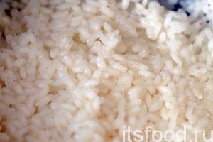 Наберем 1.5 стакана отваренного белого риса.